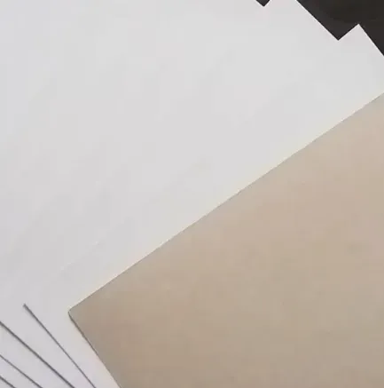 Jedna strana bílá s šedou zadní duplexní deskou